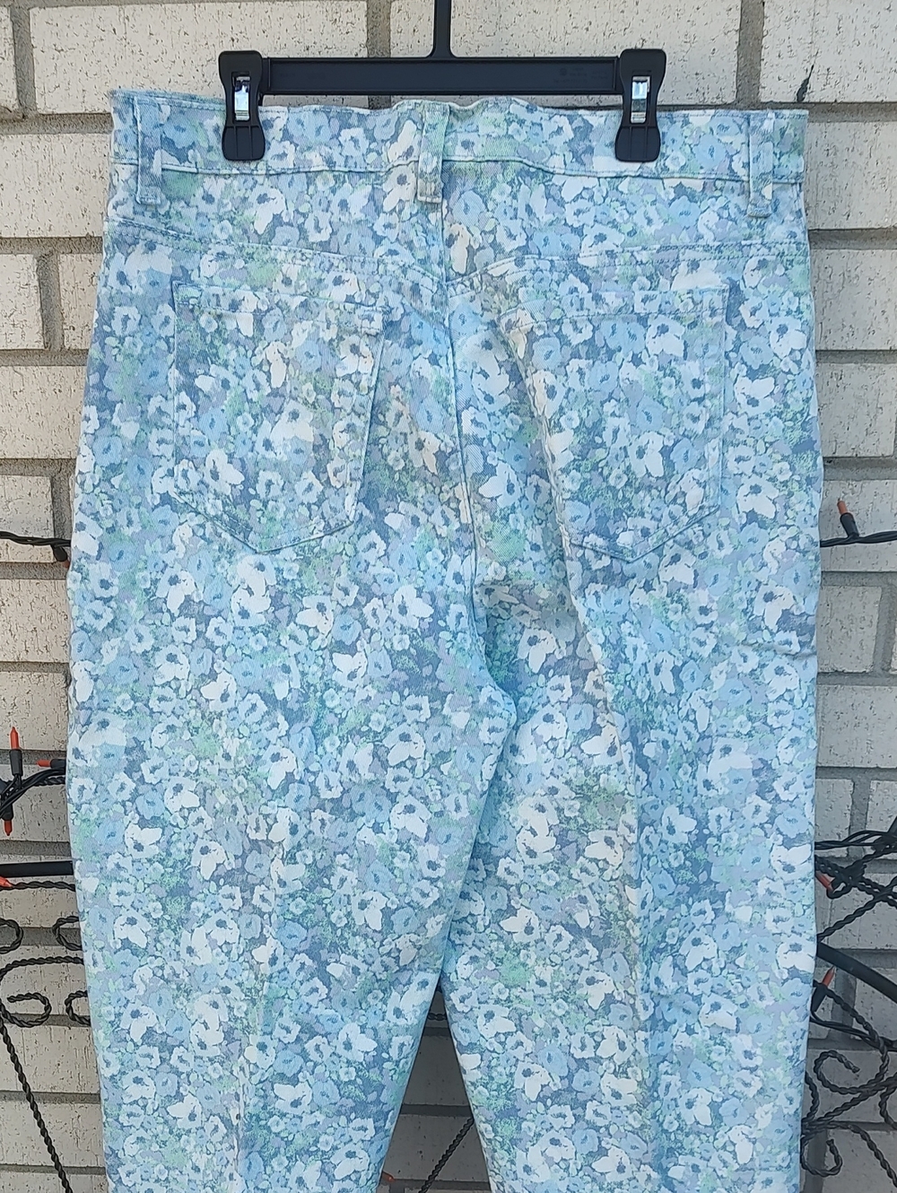 Gloria Vanderbilt// Floral White &Blue Capris pants - Picture 8 of 10